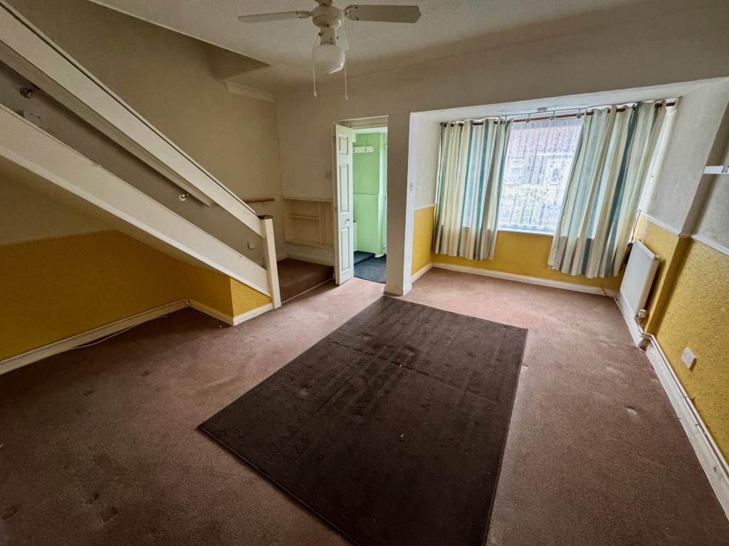 Lot: 85 - MID-TERRACE HOUSE FOR IMPROVEMENT WITH GARAGE EN-BLOC - Living room